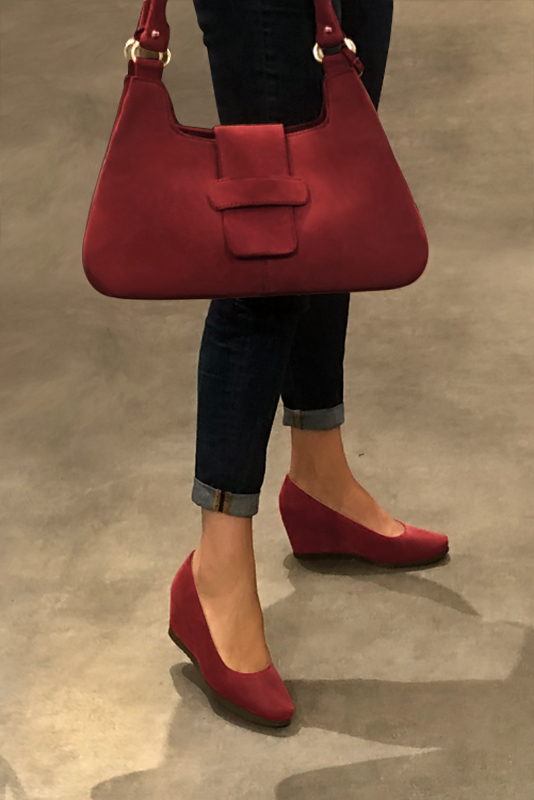 Burgundy red women's dress pumps, with a round neckline. Round toe. Medium wedge heels. Worn view - Florence KOOIJMAN